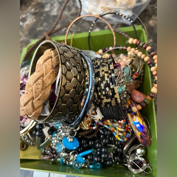 3lbs 8.6oz vintage to now repair / wear / create jewelry bag - Picture 3 of 6